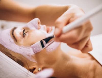 Косметолог наносит уходовую маску клиентке в студии LUNE BEAUTY