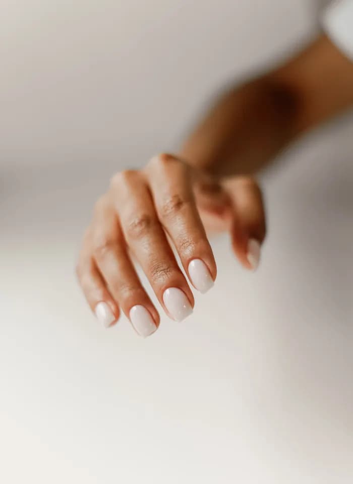 Аккуратный маникюр с нюдовым покрытием, выполненный в студии LUNE BEAUTY